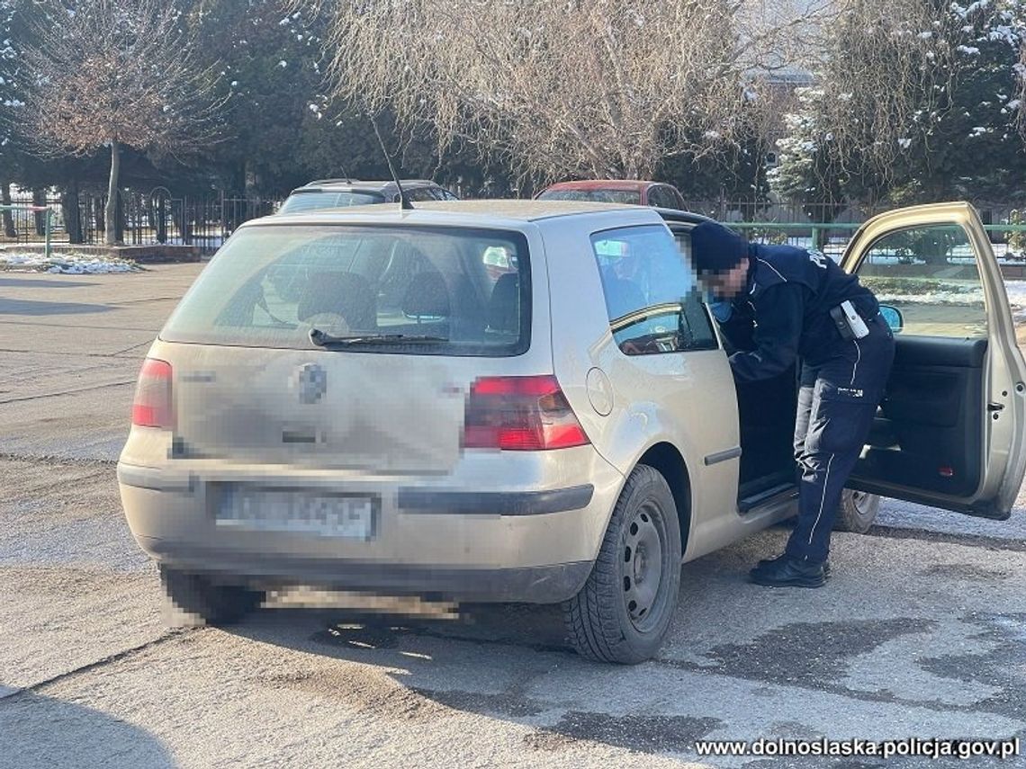 Samochód jechał przez miasto zygzakiem. Kierowca był po narkotykach. Tłumaczył, że śpieszy się do żłobka po dziecko