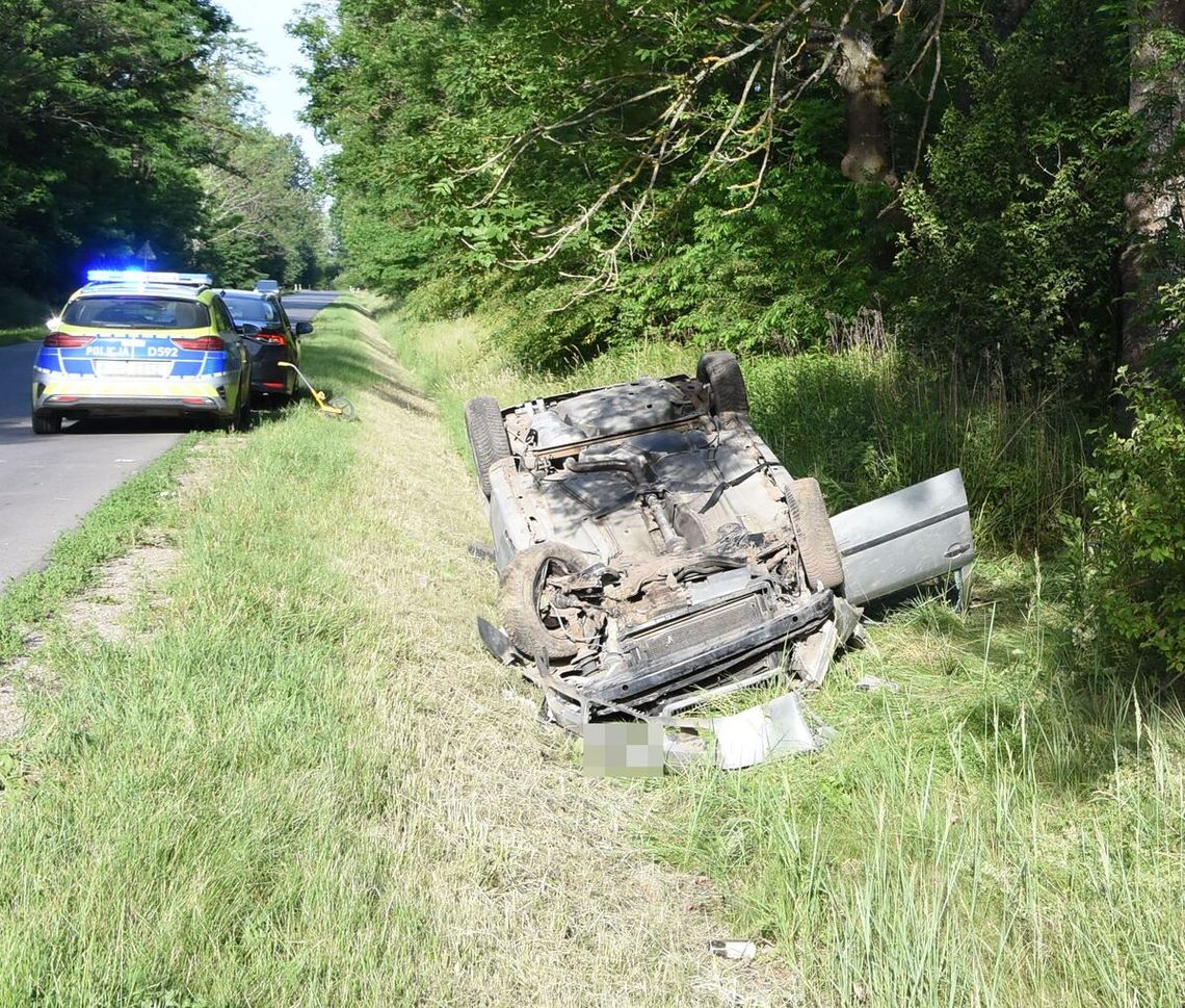 Samochód leżał na dachu w rowie. W środku zakleszczony mężczyzna. Był kompletnie pijany Samochód leżał na dachu w rowie. W środku zakleszczony mężczyzna. Był kompletnie pijany
