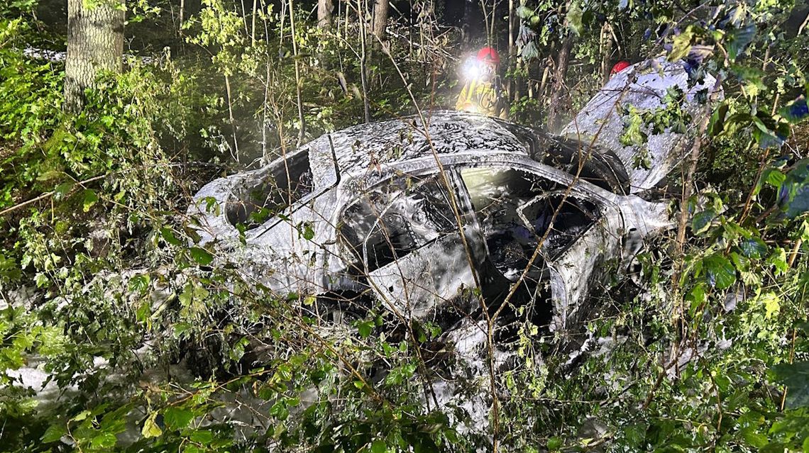Samochód osobowy wypadł z drogi i stanął w ogniu. Jedna osoba została poszkodowana