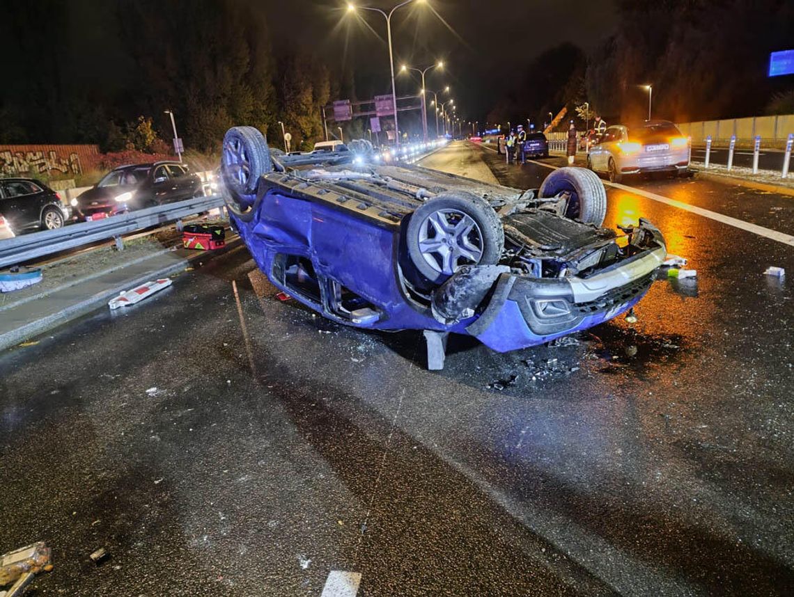 Samochód rosyjskiej ambasady dachował na Wisłostradzie. Ranna kobieta na fotelu pasażera