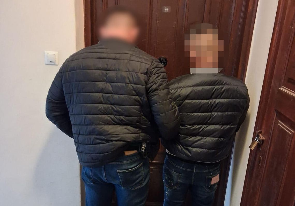 Samochód służył jako magazyn narkotyków. Małżeństwo zatrzymane, w aucie 64 woreczki Samochód służył jako magazyn narkotyków. Małżeństwo zatrzymane, w aucie 64 woreczki