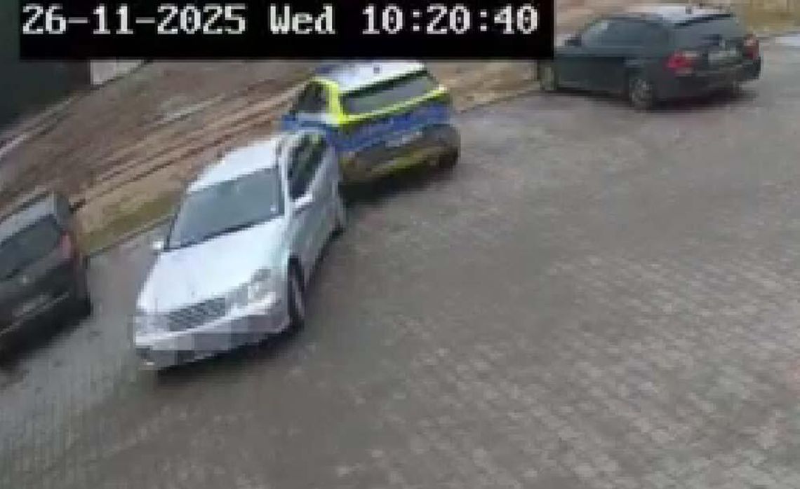 Samochód stoczył się na zaparkowany radiowóz. Kierowca uciekł, gdy zobaczył, co narobił Samochód stoczył się na zaparkowany radiowóz. Kierowca uciekł, gdy zobaczył, co narobił