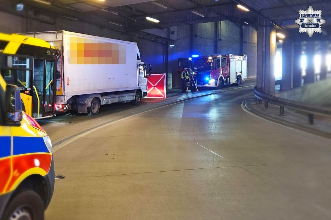 Samochód stoczył się ze wzniesienia i uderzył w autobus. Kierowca nie przeżył wypadku Samochód stoczył się ze wzniesienia i uderzył w autobus. Kierowca nie przeżył wypadku
