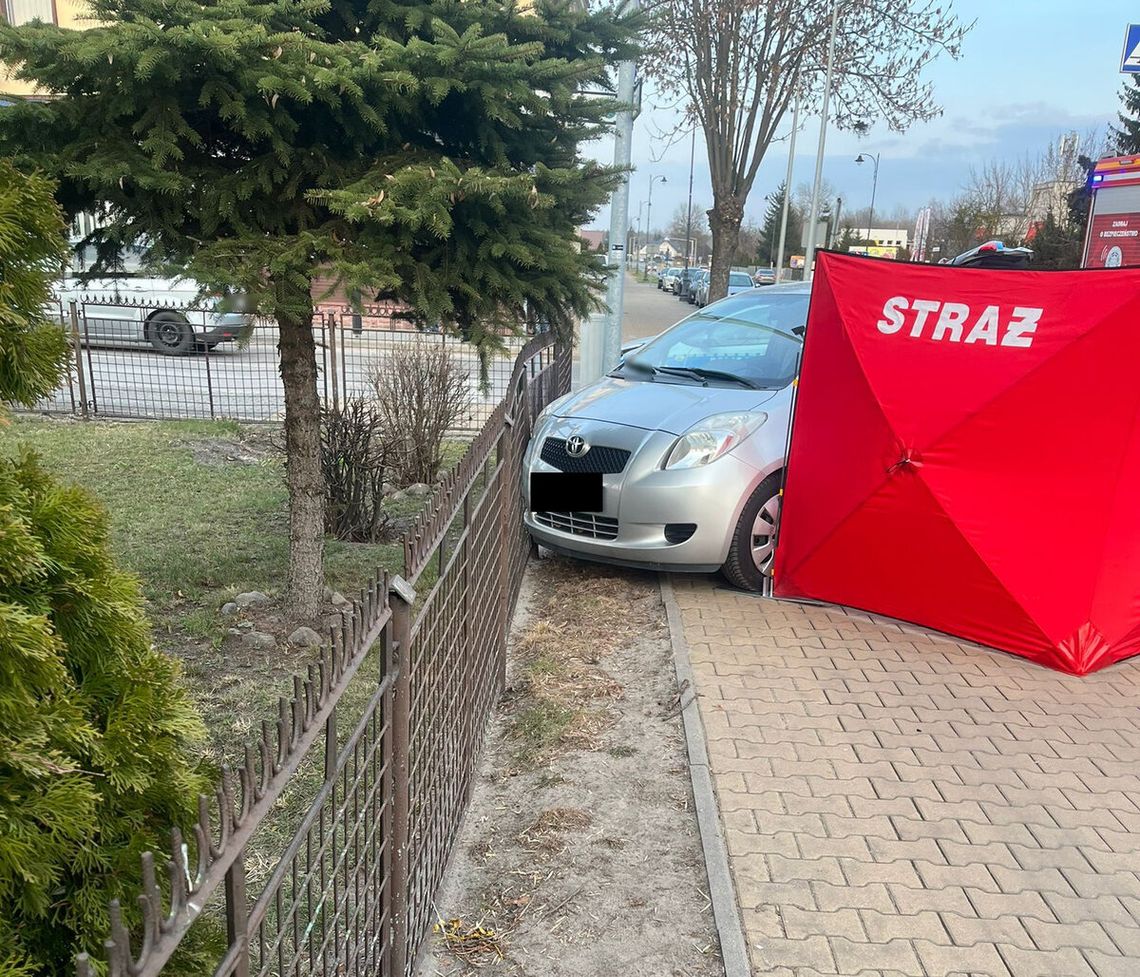 Samochód uderzył w ogrodzenie komisariatu. Za kierownicą 73-latka. Nie udało się jej uratować