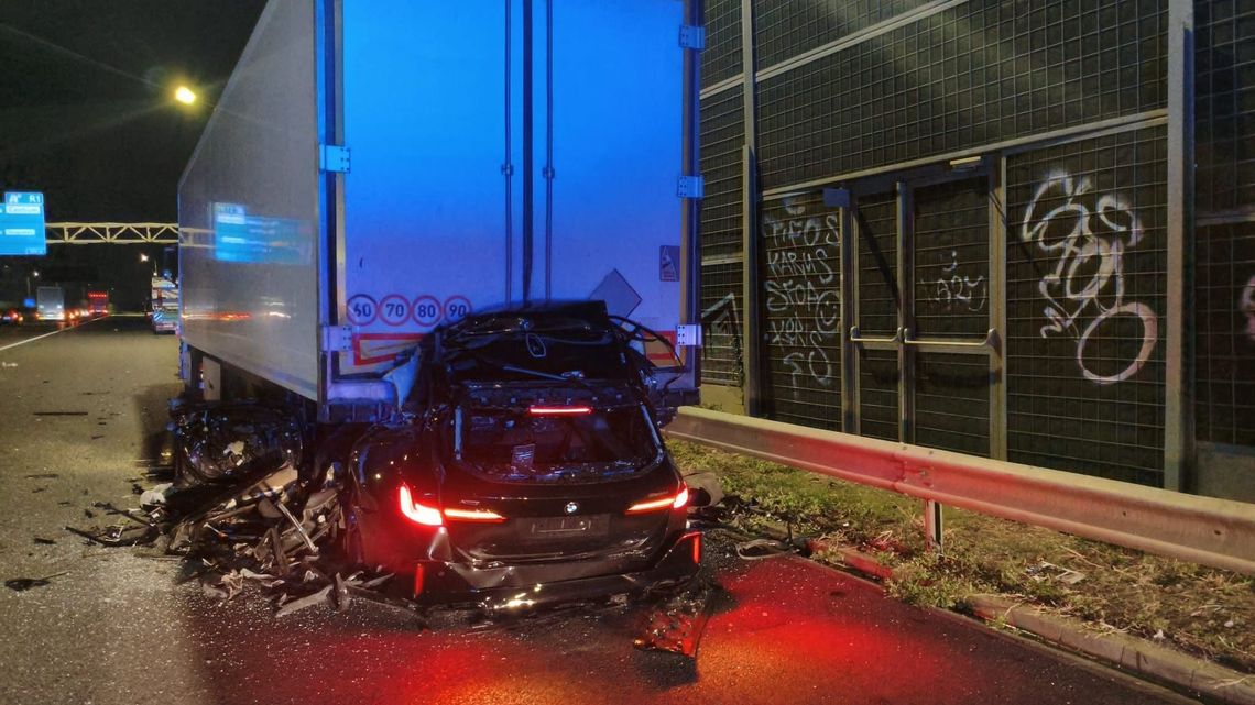Samochód wbił się pod naczepę ciężarówki. Kierowca zginął na miejscu Samochód wbił się pod naczepę ciężarówki. Kierowca zginął na miejscu