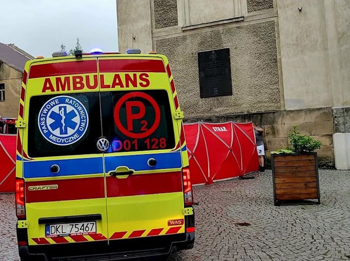 Samochód wjechał w pieszych na chodniku. Nie żyją dwie osoby Samochód wjechał w pieszych na chodniku. Nie żyją dwie osoby
