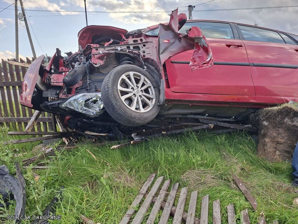 Samochód wypadł z drogi i uderzył w ogrodzenie. W wypadku zginęła 10-letnia dziewczynka Samochód wypadł z drogi i uderzył w ogrodzenie. W wypadku zginęła 10-letnia dziewczynka