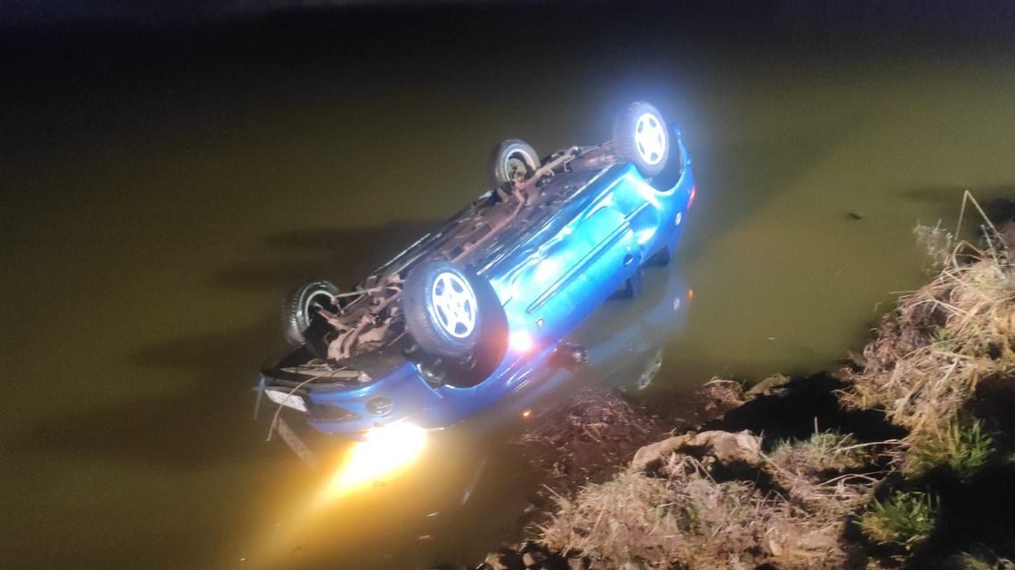 Samochód z czterema osobami wpadł do stawu i przewrócił się na dach. Z pomocą ruszyli świadkowie Samochód z czterema osobami wpadł do stawu i przewrócił się na dach. Z pomocą ruszyli świadkowie