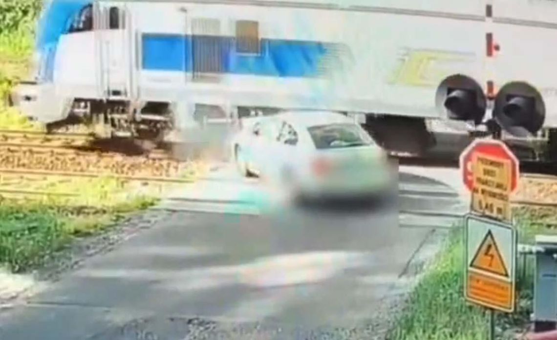 Samochód z matką wiozącą dzieci uderzył w lokomotywę. O krok od tragedii na przejeździe