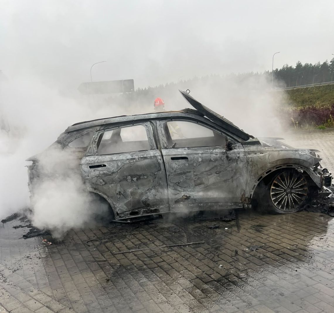 Samochód z rodziną w środku zaczął płonąć podczas kontroli drogowej. Policjanci pomogli im się wydostać Samochód z rodziną w środku zaczął płonąć podczas kontroli drogowej. Policjanci pomogli im się wydostać