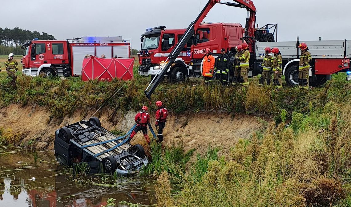 Samochód zatopiony w stawie, w środku dwa ciała. Policjanci wyjaśniają okoliczności tragedii