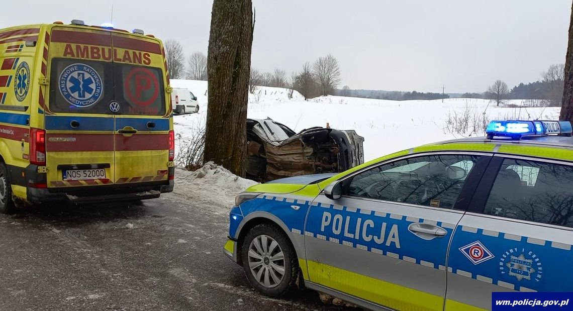 Samochód "zawinął się" na drzewie. Kobieta za kierownicą wpadła w poślizg. Jechała z dzieckiem Samochód "zawinął się" na drzewie. Kobieta za kierownicą wpadła w poślizg. Jechała z dzieckiem