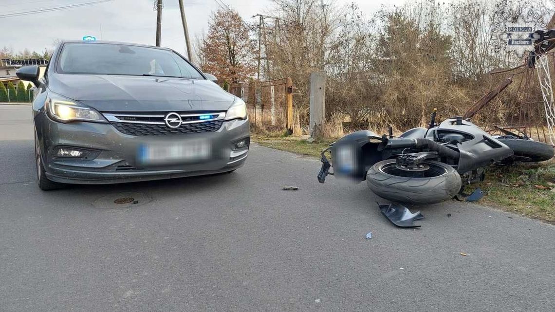 Sceny jak z filmów akcji. Motocyklista uciekał policji z torbą narkotyków, rozbił się na ogrodzeniu