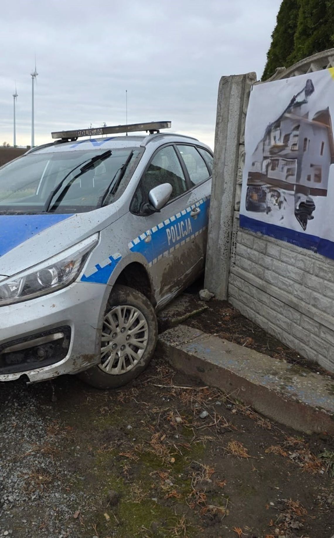 Sceny jak z filmu na wiejskiej drodze. Pijany kierowca zepchnął radiowóz na betonowe ogrodzenie. Padły strzały