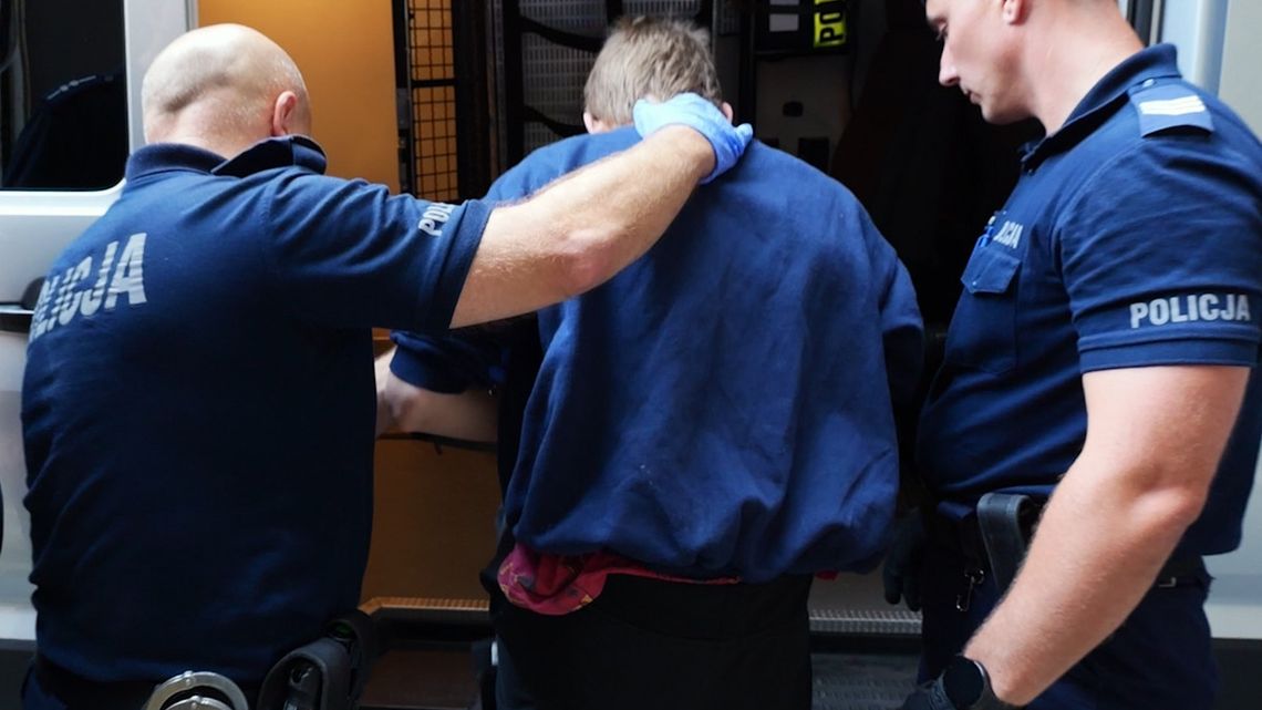 Schizofrenia, metamfetamina i głosy nakazujące zabijać. Śledczy badają sprawę 19-latka