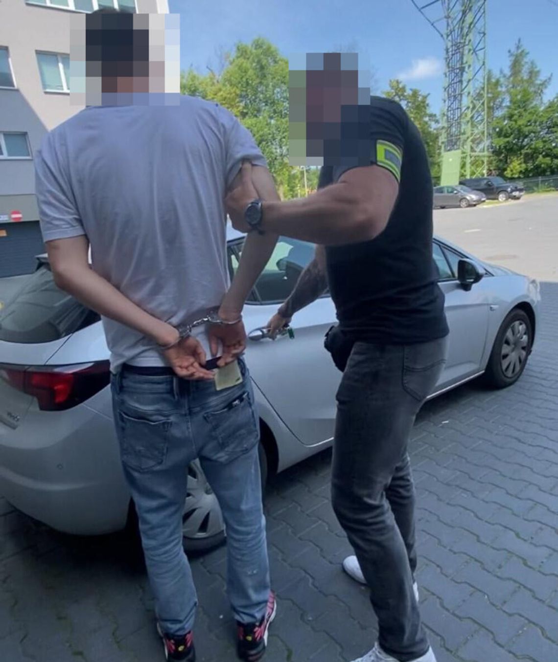 Ścigali go siedmioma listami gończymi. 24-letni oszust żył w ciągłym biegu, aby uniknąć policji Ścigali go siedmioma listami gończymi. 24-letni oszust żył w ciągłym biegu, aby uniknąć policji