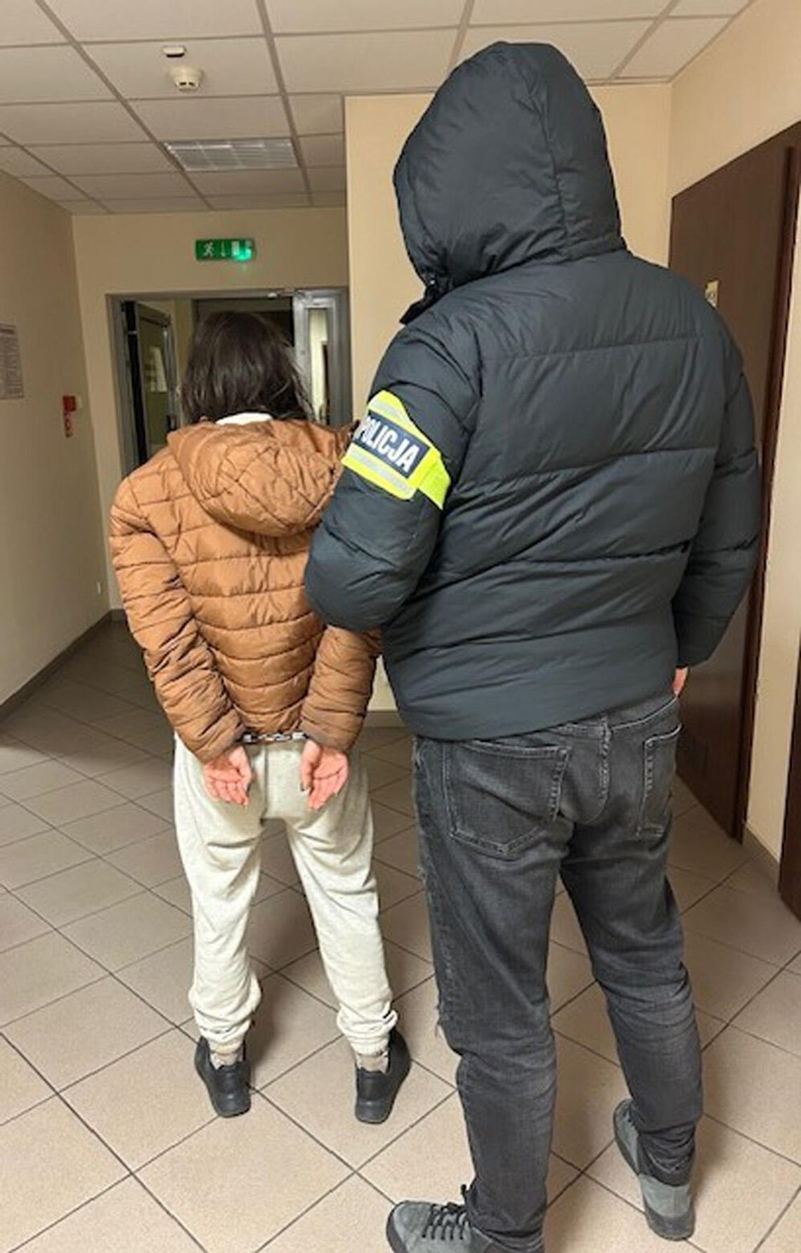 Ścigana 38-latka zderzyła się z radiowozem. Z auta wyskoczył facet, a ona odjechała Ścigana 38-latka zderzyła się z radiowozem. Z auta wyskoczył facet, a ona odjechała