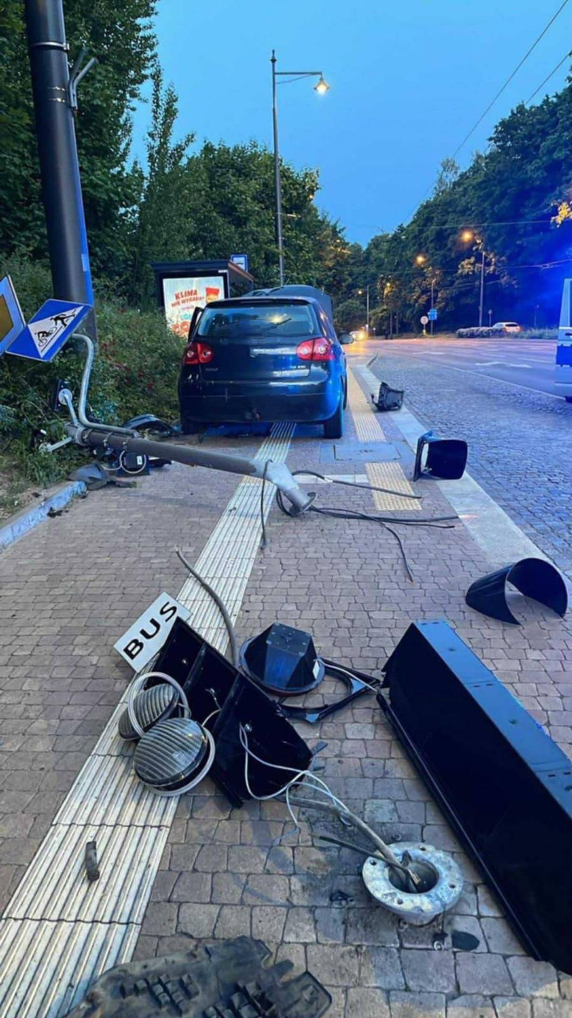 Ścigany 19-latek rozbił golfa na słupie, a potem uciekł na osiedle. Znaleźli go pod balkonem