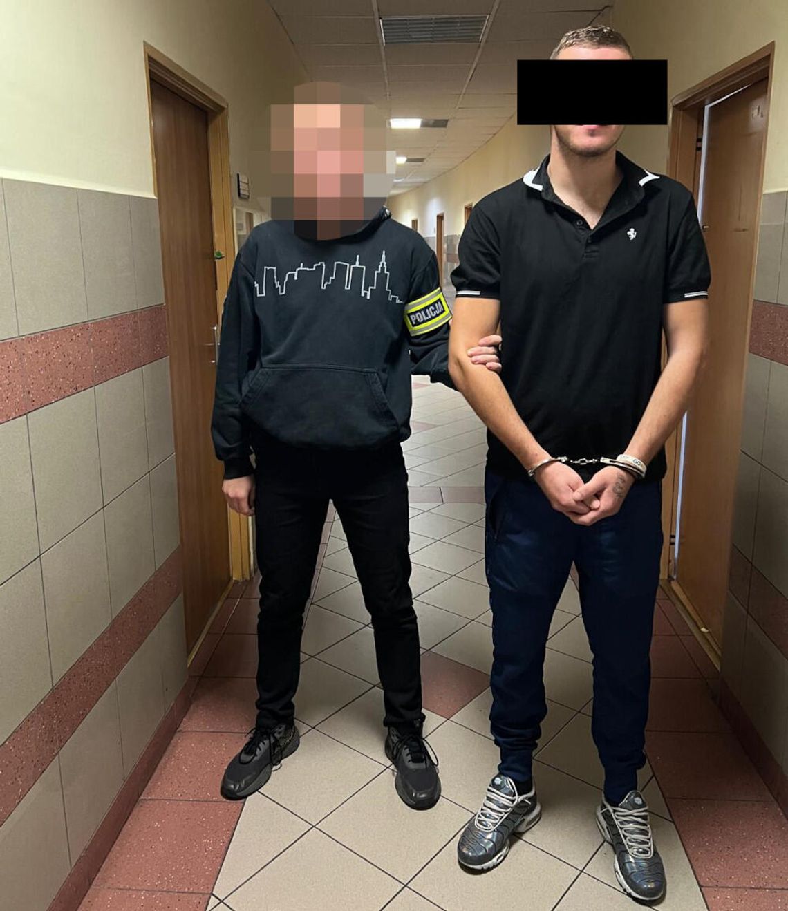 Ścigany 27-latek próbował ukryć się w rodzinnym domu. Policjanci zatrzymali go po obserwacji