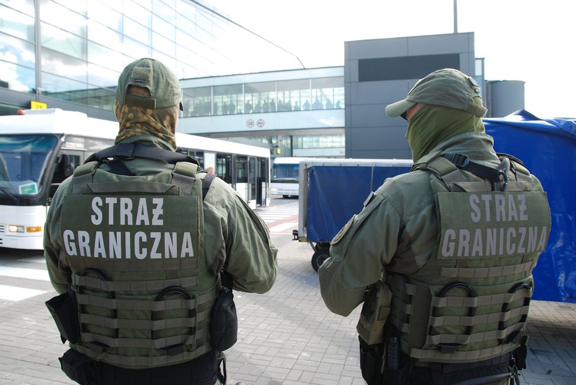 Ścigany dwoma listami gończymi uciekł na Islandię. Narozrabiał i został deportowany do Polski Ścigany dwoma listami gończymi uciekł na Islandię. Narozrabiał i został deportowany do Polski