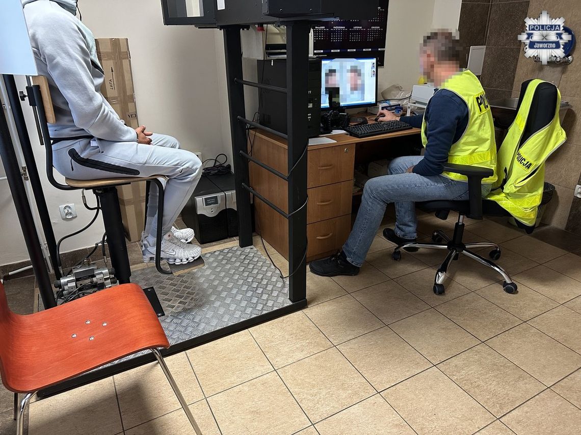Ścigany europejskim listem gończym 24-latek w końcu zatrzymany. Podczas nalotu schował się w szafie Ścigany europejskim listem gończym 24-latek w końcu zatrzymany. Podczas nalotu schował się w szafie