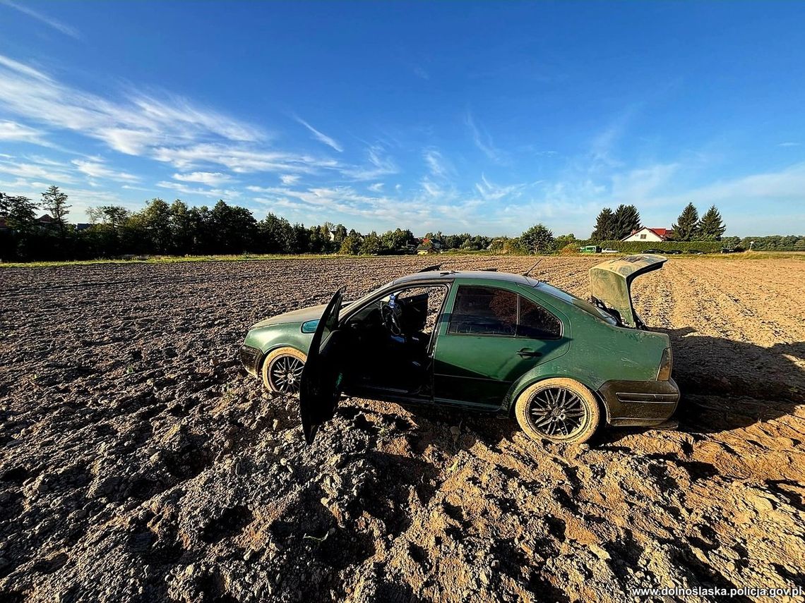 Ścigany kierowca porzucił auto na polu i wskoczył do rzeki. Miał cztery zakazy prowadzenia Ścigany kierowca porzucił auto na polu i wskoczył do rzeki. Miał cztery zakazy prowadzenia