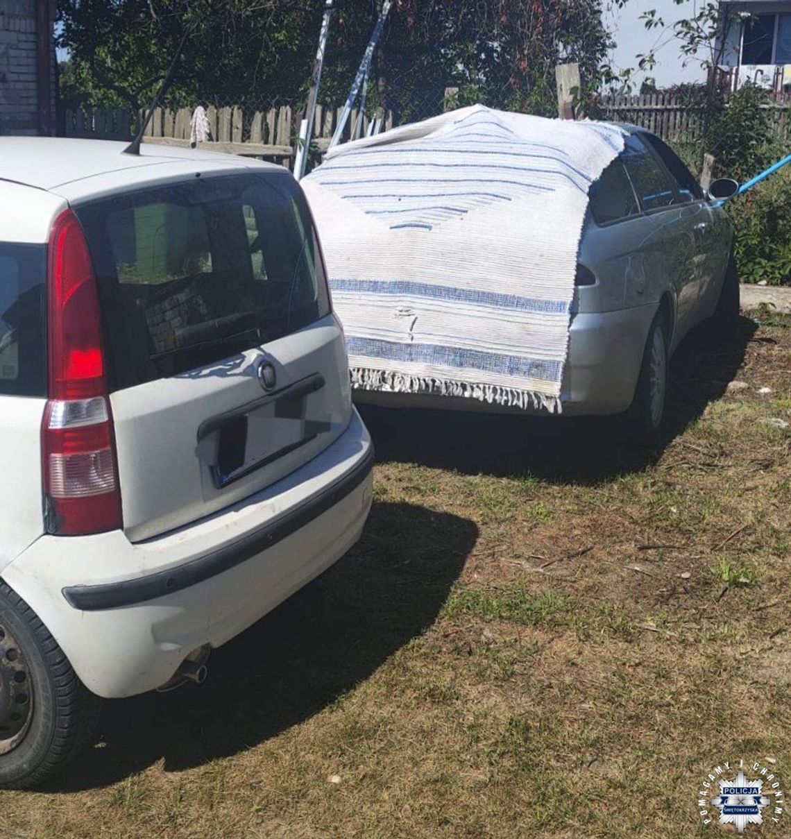 Ścigany kierowca przykrył auto narzutą i schował się w budynku . Wierzył, że dzięki temu stanie się niewidzialne