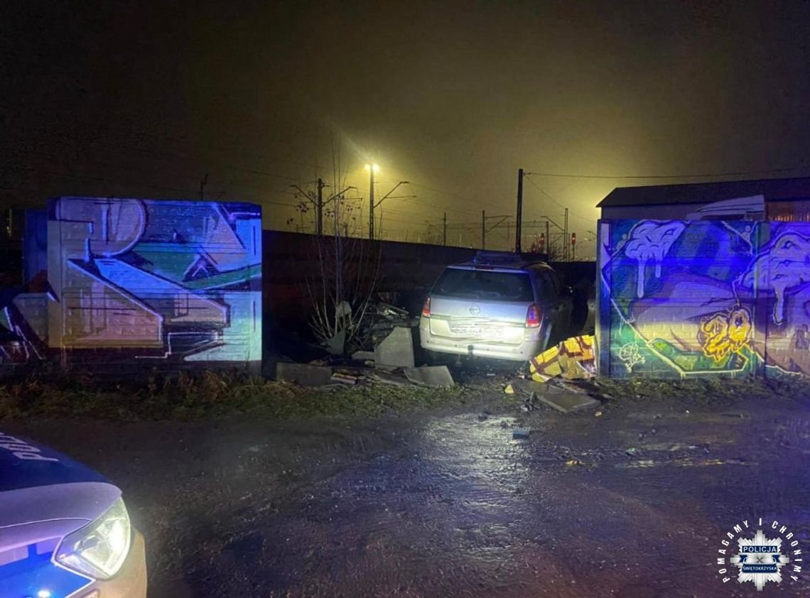 Ścigany kierowca rozbił się na betonowym ogrodzeniu. Od razu trafił do więzienia Ścigany kierowca rozbił się na betonowym ogrodzeniu. Od razu trafił do więzienia