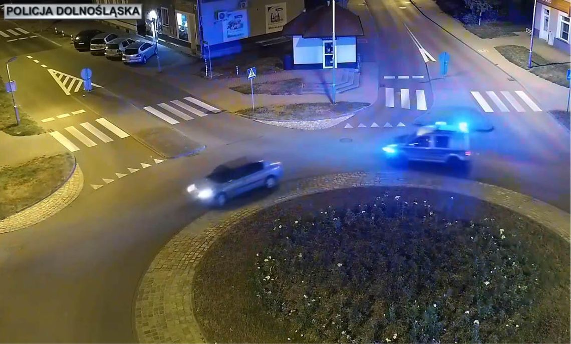 Ścigany kierowca zatrzymany przy użyciu radiowozu. Będzie deportowany Ścigany kierowca zatrzymany przy użyciu radiowozu. Będzie deportowany