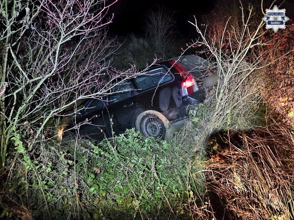 Ścigany kierowca zbiegł policji. Złapali go po dwugodzinnej obławie, 33-latek udawał nieprzytomnego Ścigany kierowca zbiegł policji. Złapali go po dwugodzinnej obławie, 33-latek udawał nieprzytomnego