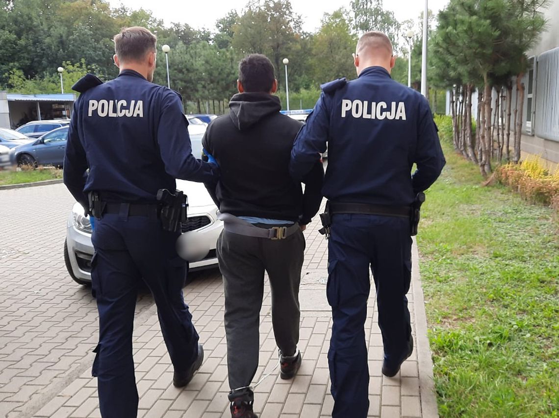 Ścigany listem gończym próbował rozjechać policjantów. Funkcjonariusz użył broni