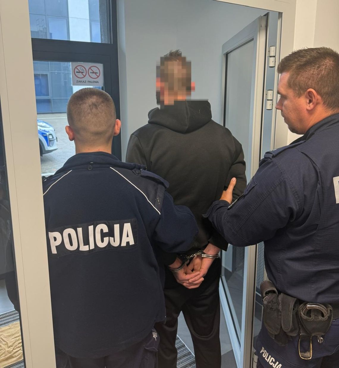 Ścigany trzema listami gończymi ukrywał się na działce. Na trop 26-latka wpadł dzielnicowy Ścigany trzema listami gończymi ukrywał się na działce. Na trop 26-latka wpadł dzielnicowy