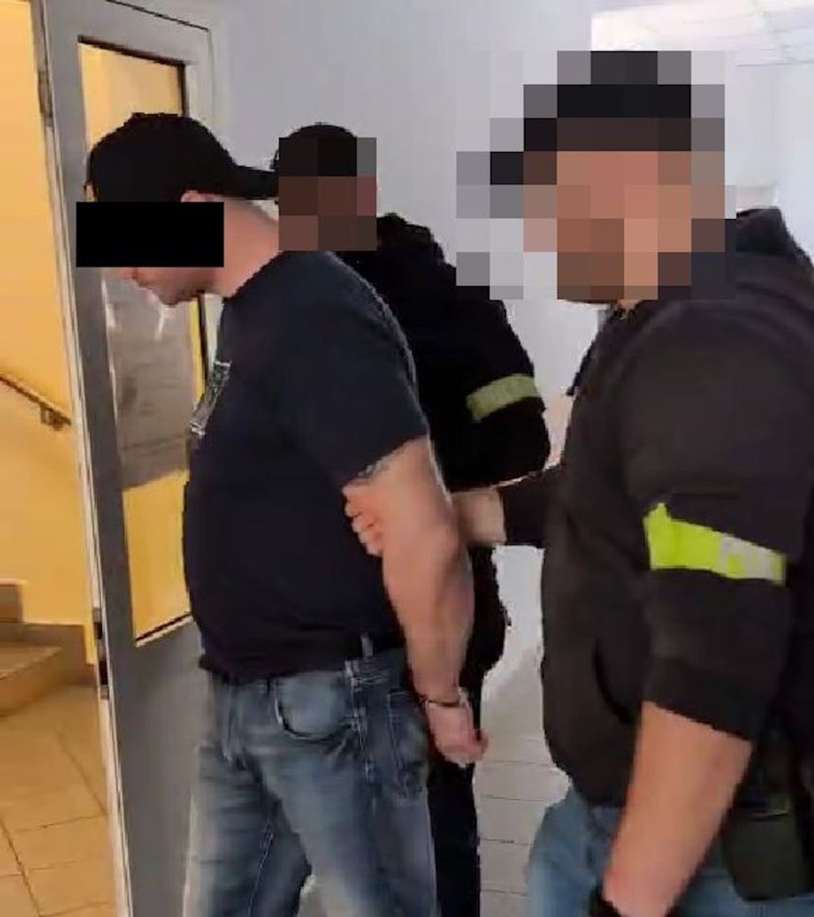 Ścigany trzema listami gończymi żył w ruchu. Policjantom udało się zaskoczyć go w kryjówce