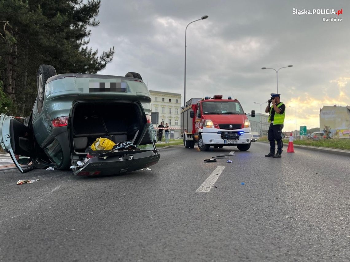 Seat wypadł z drogi, skosił latarnię i potrącił pracownika montującego sygnalizację świetlną [FOTO]