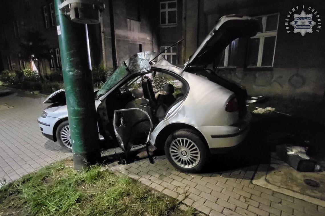 Seat zawinął się na betonowym słupie. Za kierownicą 18-latek, który jechał razem z dziewczyną