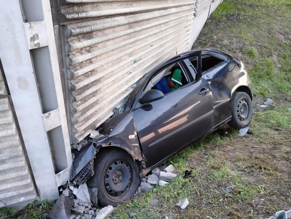 Seat zmiażdżony po uderzeniu w betonową barierę. Kierowca nie miał szans na przeżycie