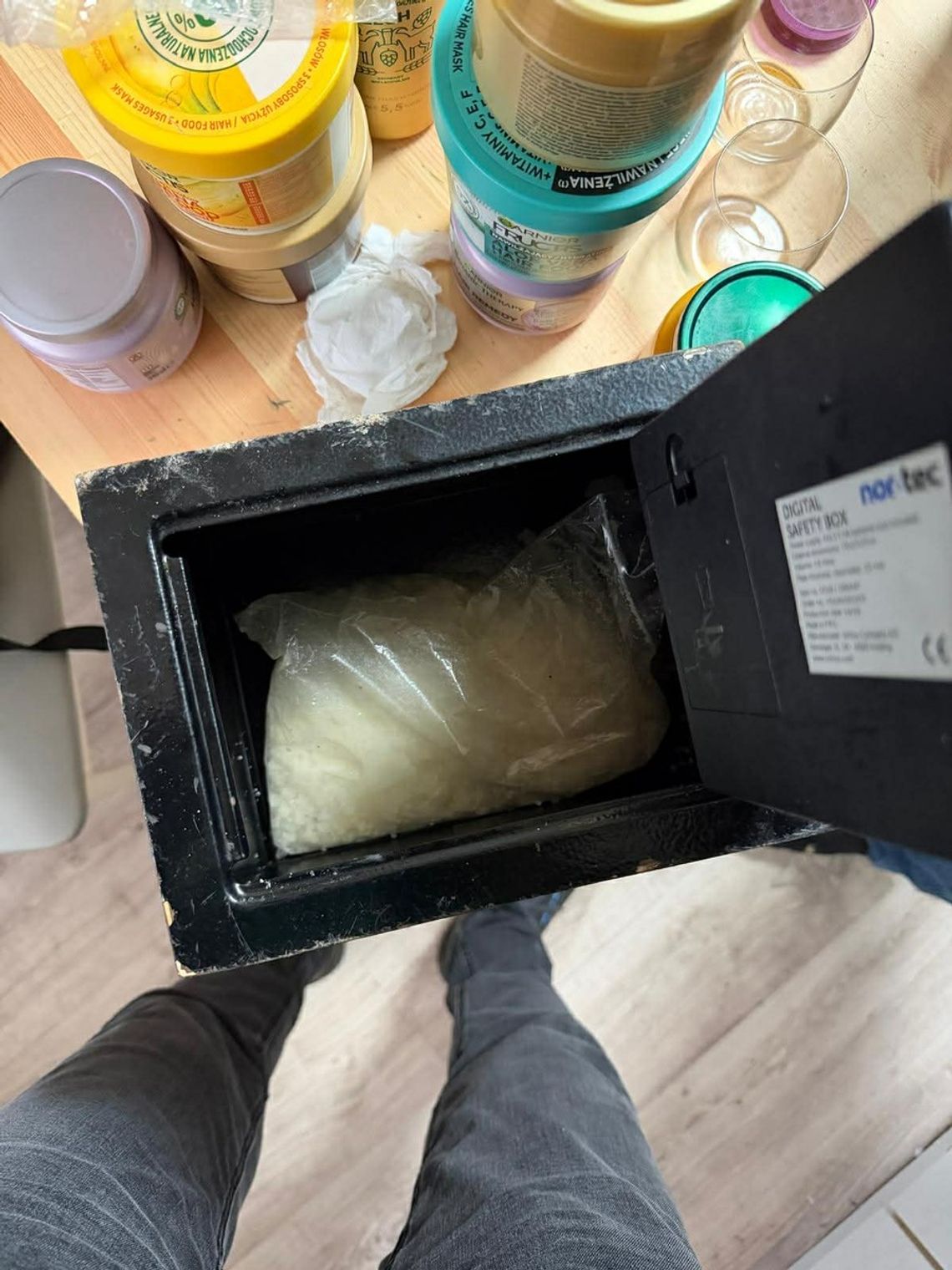 Sejf ukryty pod podłogą w łazience. 20-latka odpowie za posiadanie dużej ilości narkotyków Sejf ukryty pod podłogą w łazience. 20-latka odpowie za posiadanie dużej ilości narkotyków