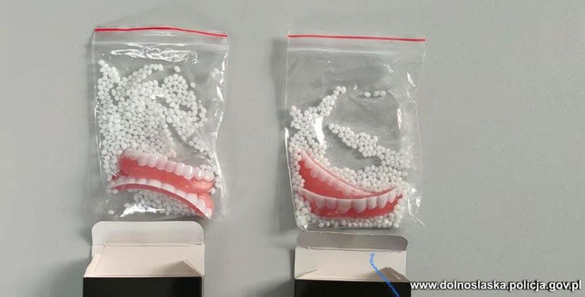 Senior chciał zaoszczędzić i zamówił protezy przez internet. Dostał zabawkowe zęby