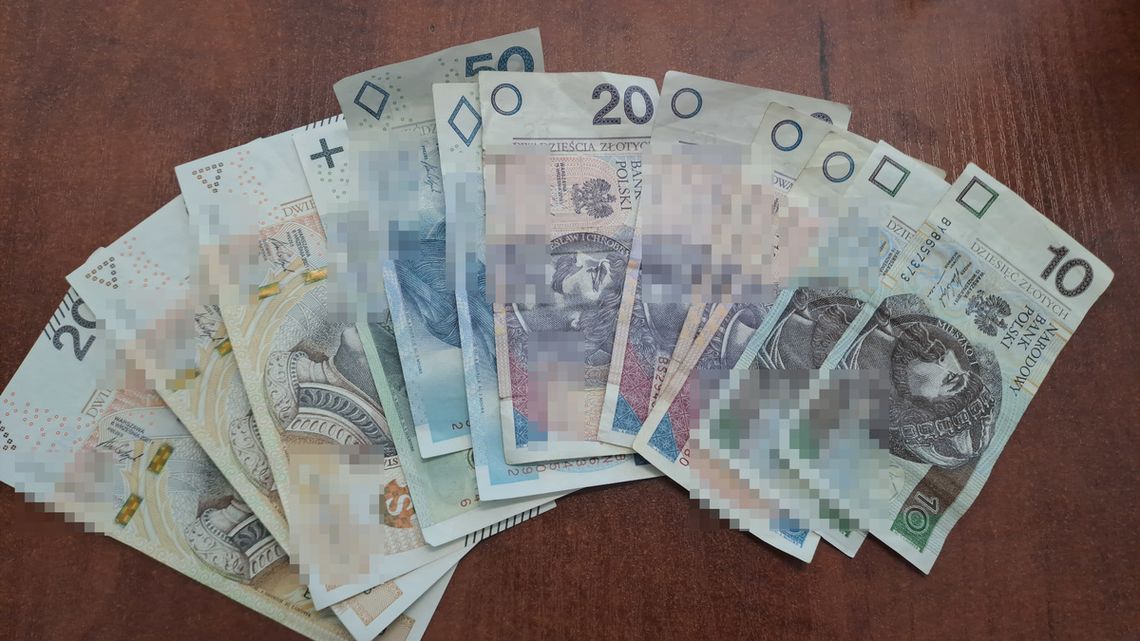 Seniorka okradziona podczas wynoszenia śmieci. Złodziejce wystarczyło tylko kilkanaście sekund Seniorka okradziona podczas wynoszenia śmieci. Złodziejce wystarczyło tylko kilkanaście sekund