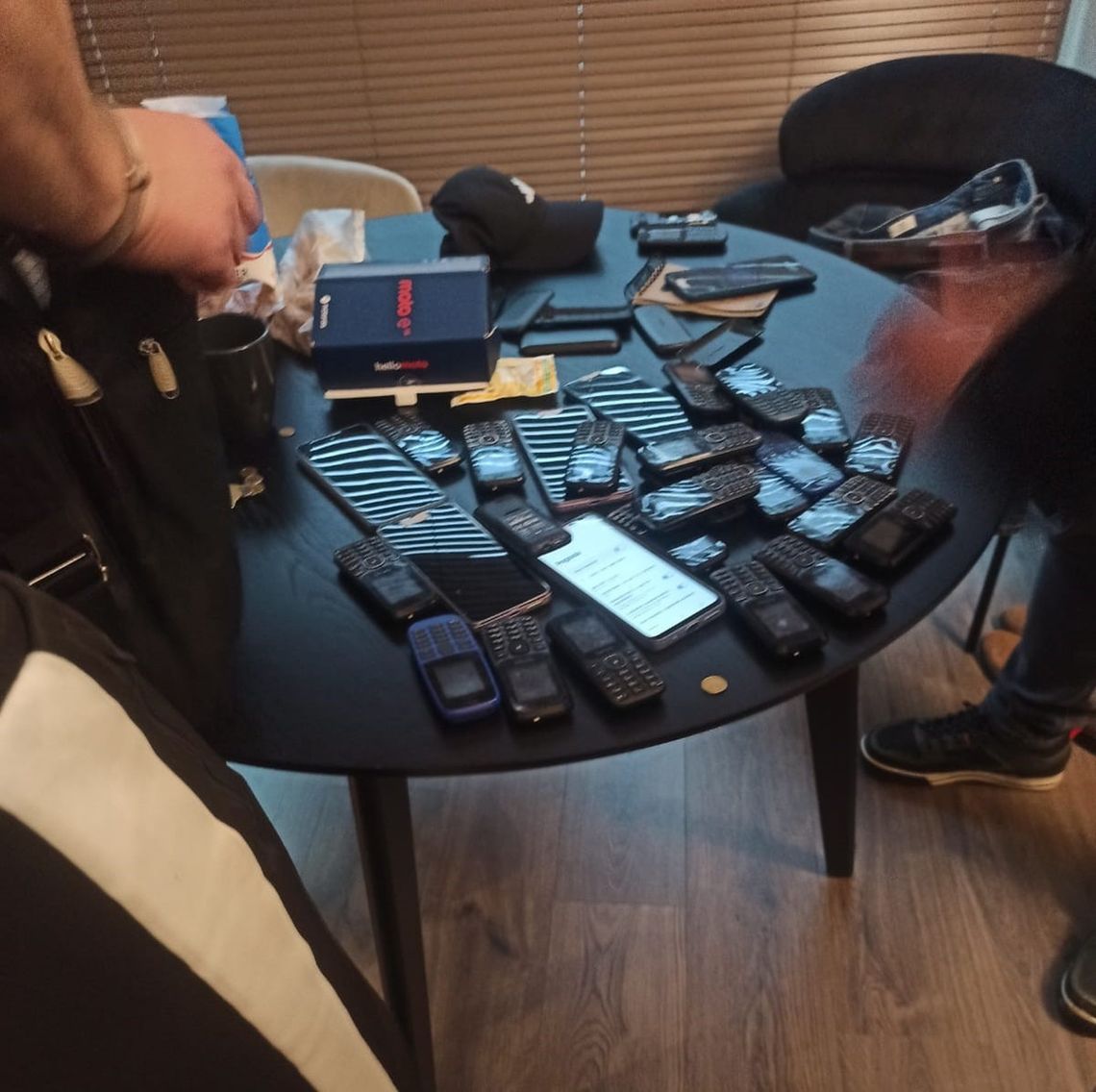 Seryjnie oszukiwał ludzi w internecie. Znaleźli u niego 56 telefonów i blisko 200 kart SIM Seryjnie oszukiwał ludzi w internecie. Znaleźli u niego 56 telefonów i blisko 200 kart SIM