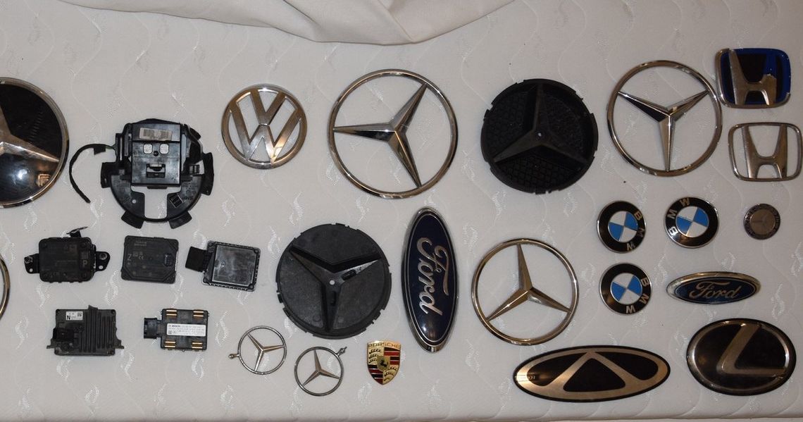 Seryjnie zrywał emblematy samochodowe. 38-letni złodziej został tymczasowo aresztowany