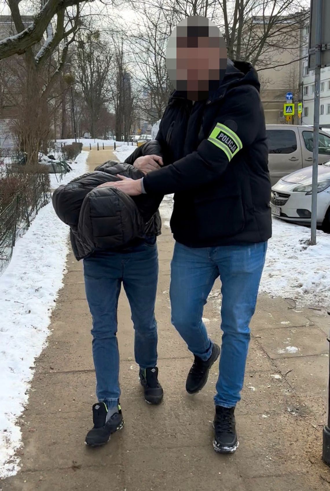 Seryjny niszczyciel kabrioletów zatrzymany. Przyjeżdżał ze wsi i rozpruwał nożem dachy samochodów