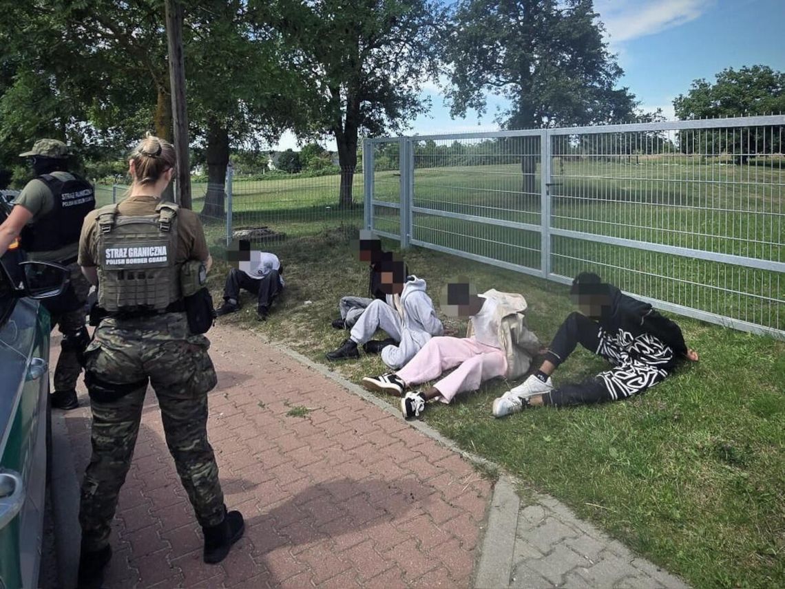 Sfałszowane prawo jazdy i zarzuty za organizowanie przerzutu. Obywatel Ukrainy przemycał migrantów Sfałszowane prawo jazdy i zarzuty za organizowanie przerzutu. Obywatel Ukrainy przemycał migrantów