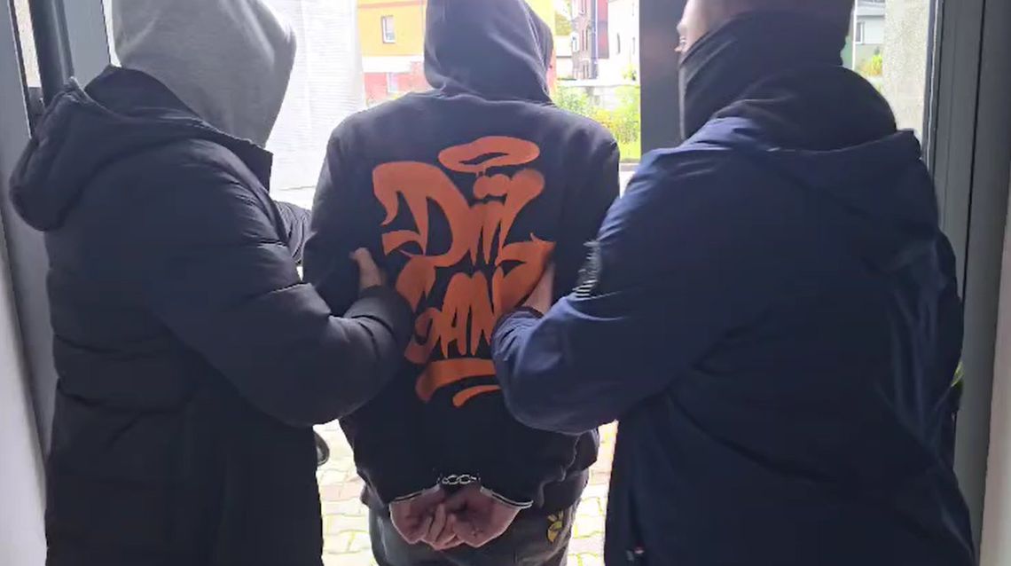 Siedem kilogramów narkotyków, maczety, broń i szable. Policjanci zatrzymali dwóch mężczyzn i kobietę Siedem kilogramów narkotyków, maczety, broń i szable. Policjanci zatrzymali dwóch mężczyzn i kobietę