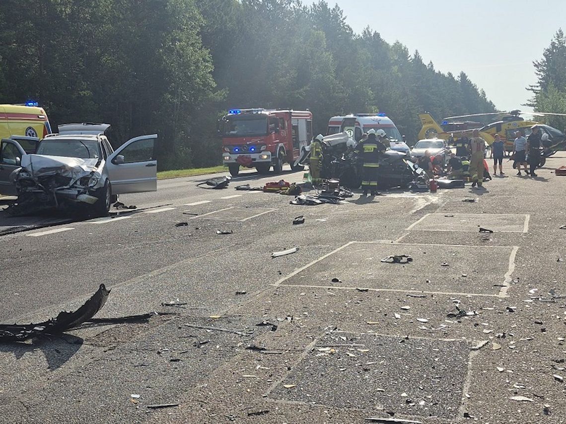 Siedem osób rannych po zderzeniu dwóch osobówek na krajowej 25. Lądował śmigłowiec LPR Siedem osób rannych po zderzeniu dwóch osobówek na krajowej 25. Lądował śmigłowiec LPR