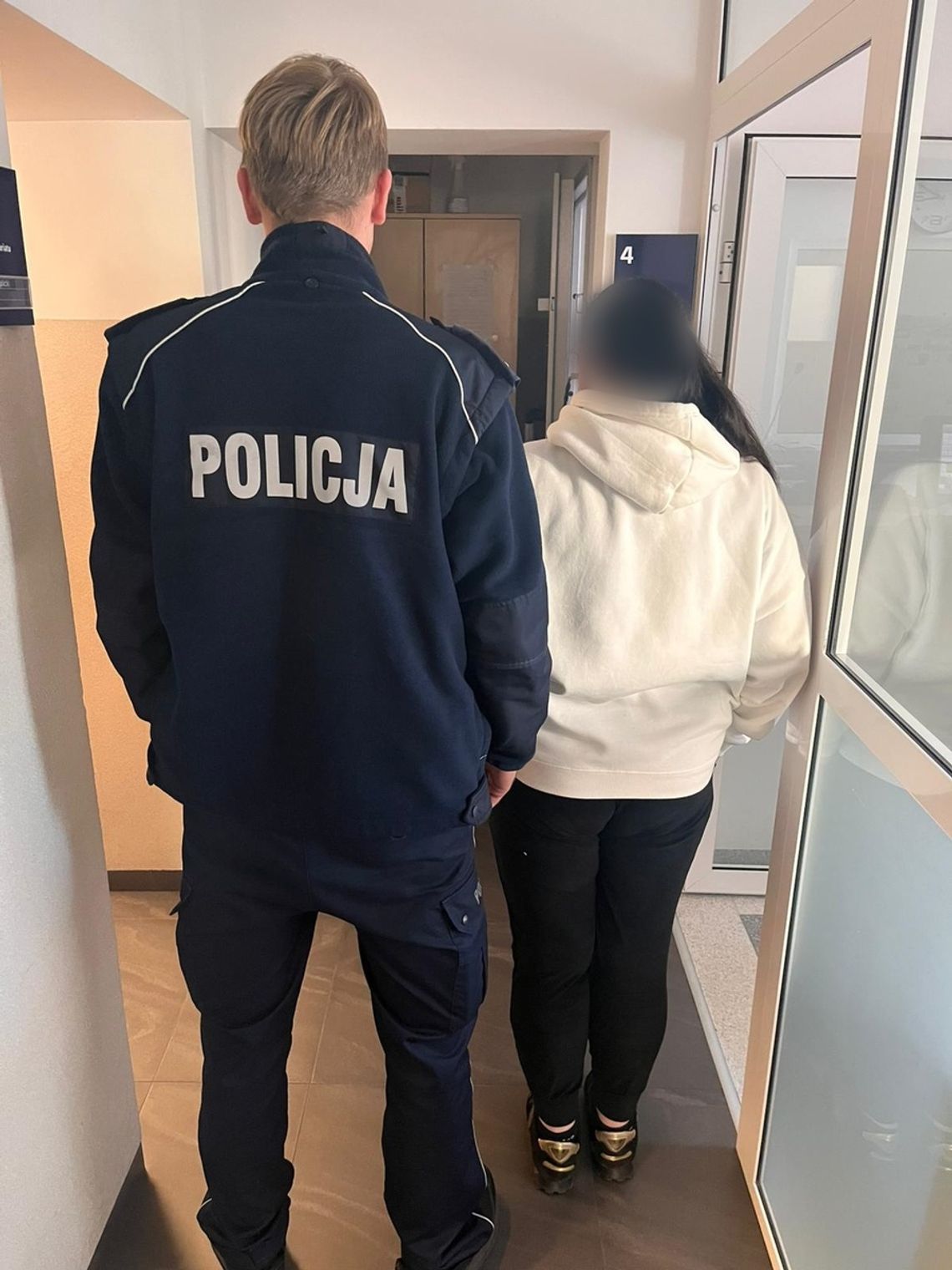 Siedmiolatek w samej bieliźnie na balkonie. Pijana matka w tym czasie spała w domu Siedmiolatek w samej bieliźnie na balkonie. Pijana matka w tym czasie spała w domu