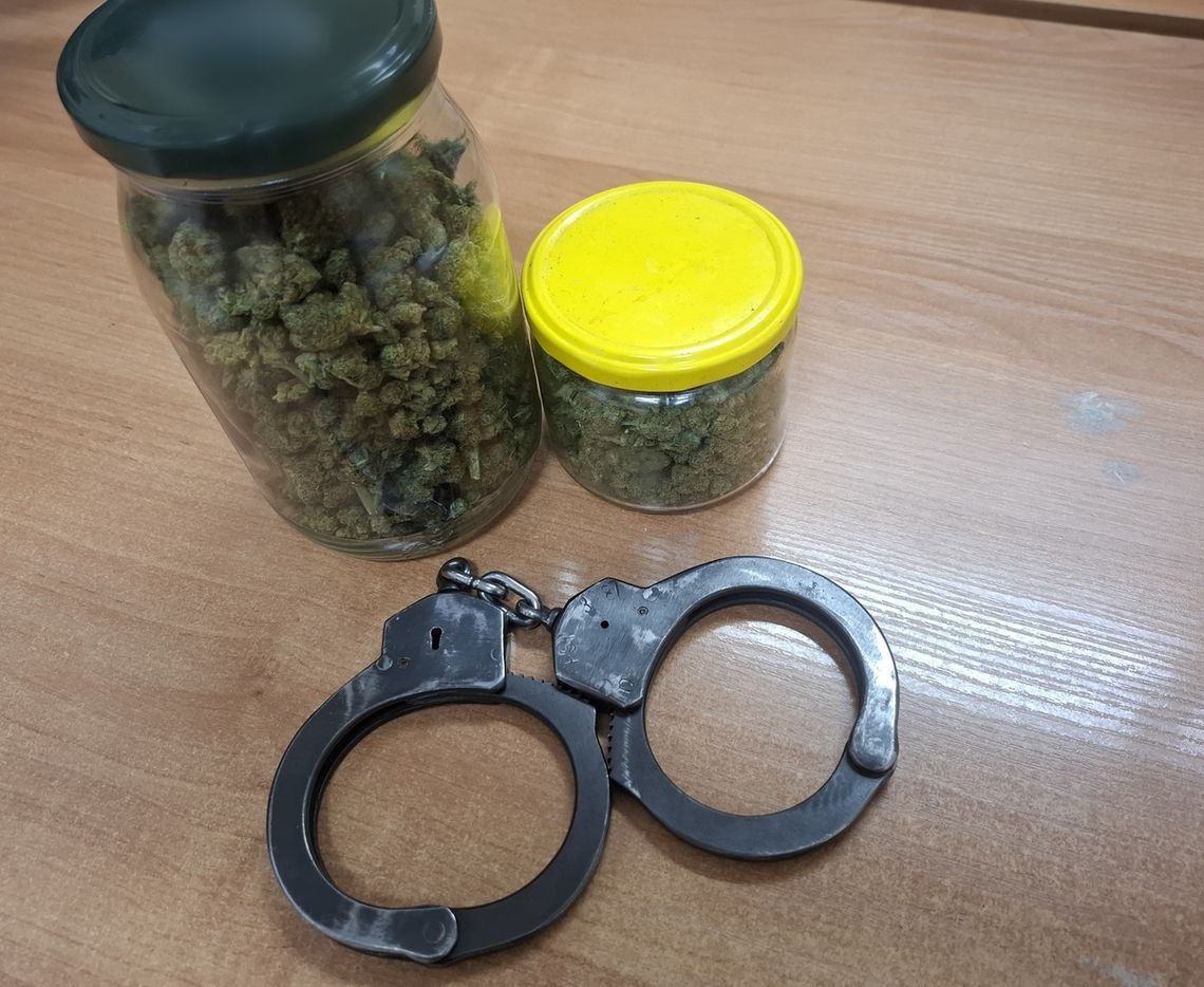 Siedział na podłodze w piwnicy i ściskał słoiki z ziołem. Teraz posiedzi w areszcie