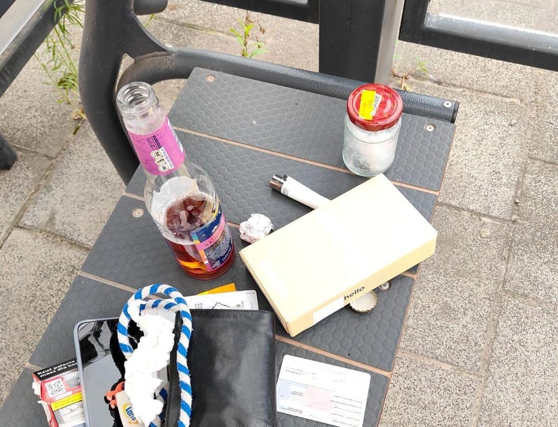 Siedział na przystanku i pił piwko na oczach policji. Miał przy sobie słoik z narkotykami