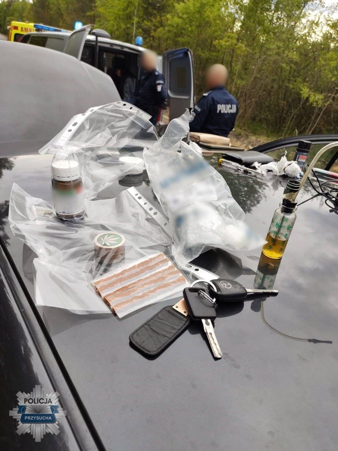 Siedział w aucie, na widok policji nagle ruszył. Miał setkę amfetaminy i odrobinę marihuany. Od razu trafił do więzienia
