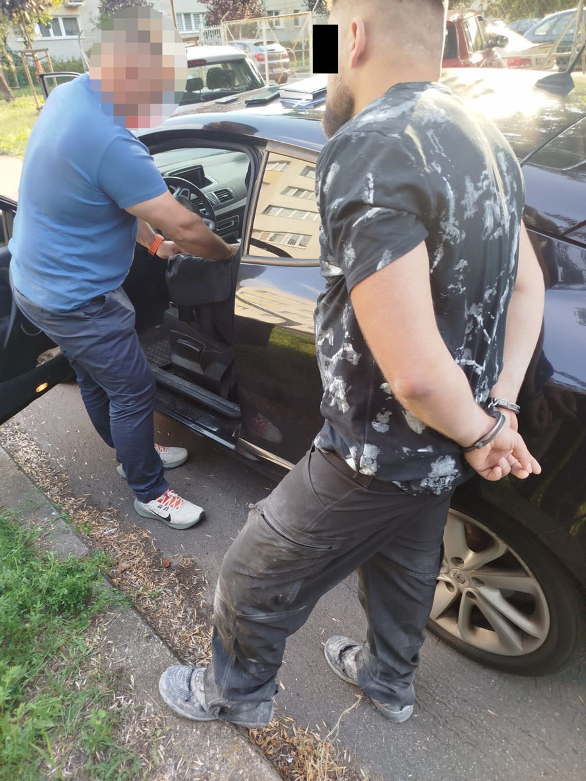 Siedział w samochodzie, ale gdy zobaczył policję, zaczął się nerwowo kręcić. Zioło chował w schowku